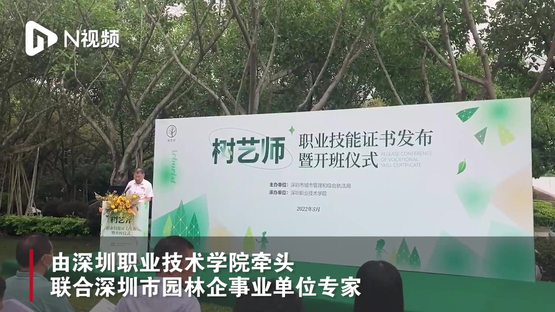 小糖分 不规则晶体状的小糖分土冰糖海报