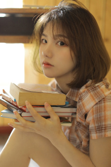 男同恋情 手指无意地搭在对方小臂上