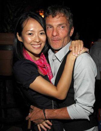 螃蟹可以放水里养着吗 螃蟹注意不要将螃蟹层叠放入海报